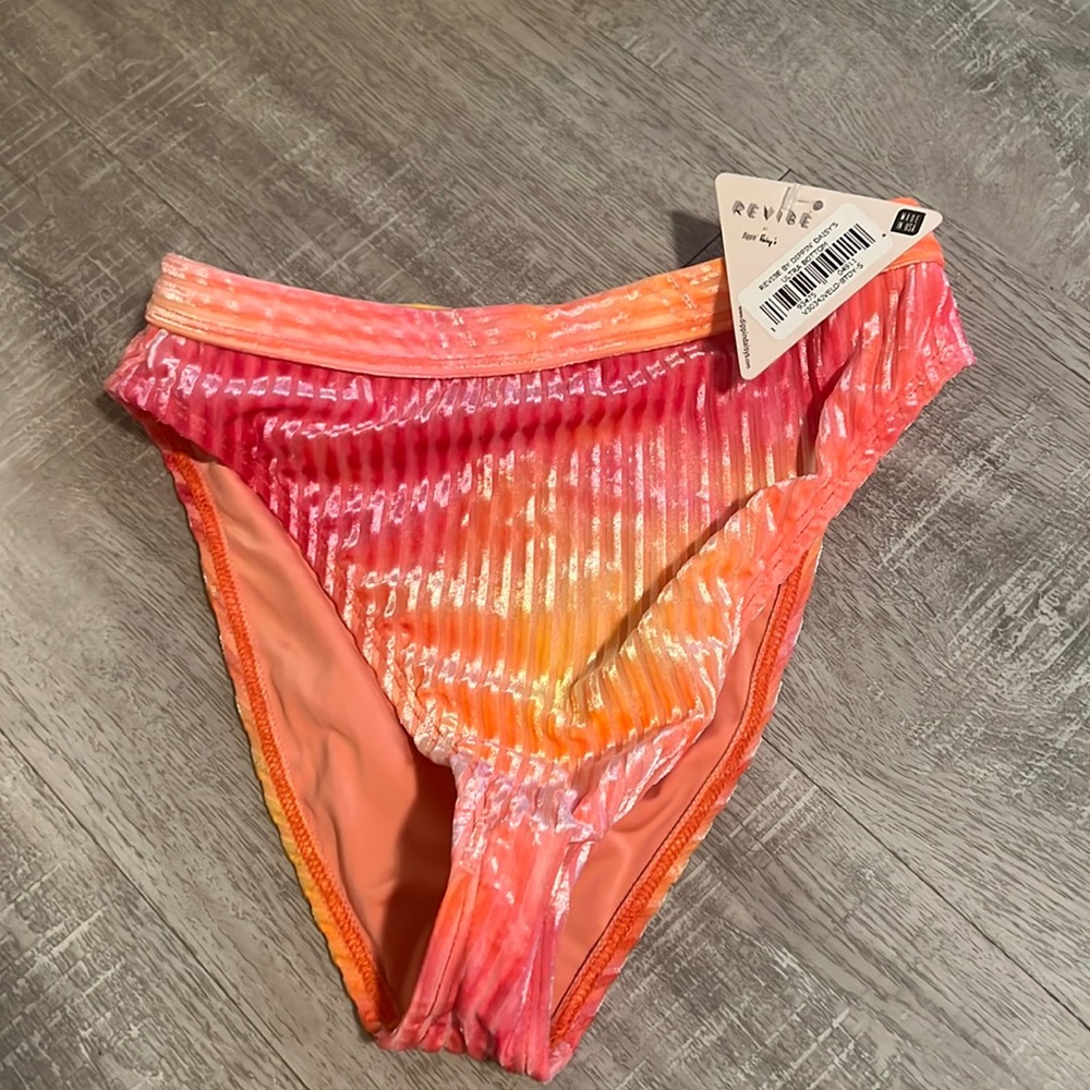 NWT Dippin Daisy Revibe Ultra Bottom Size SMALL